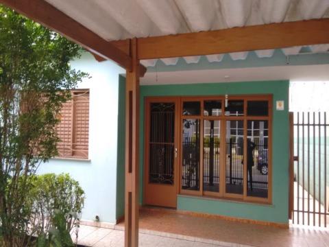 Casa à venda e aluguel com 3 quartos, 200m² - Foto 2