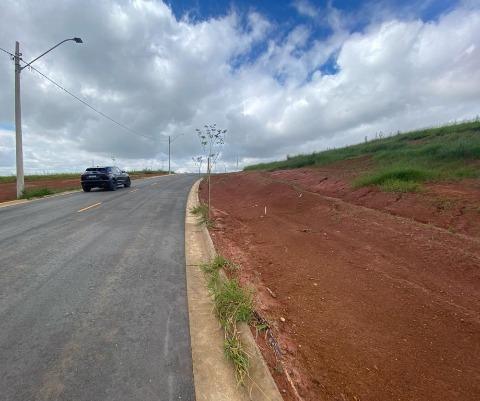 Terreno à venda com 1 quarto, 301m² - Foto 3